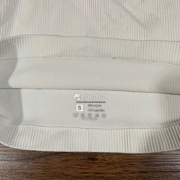 OQQ Women's White Ribbed Sleeveless Racerback Crop Tank Top Size Small - Picture 4 of 5